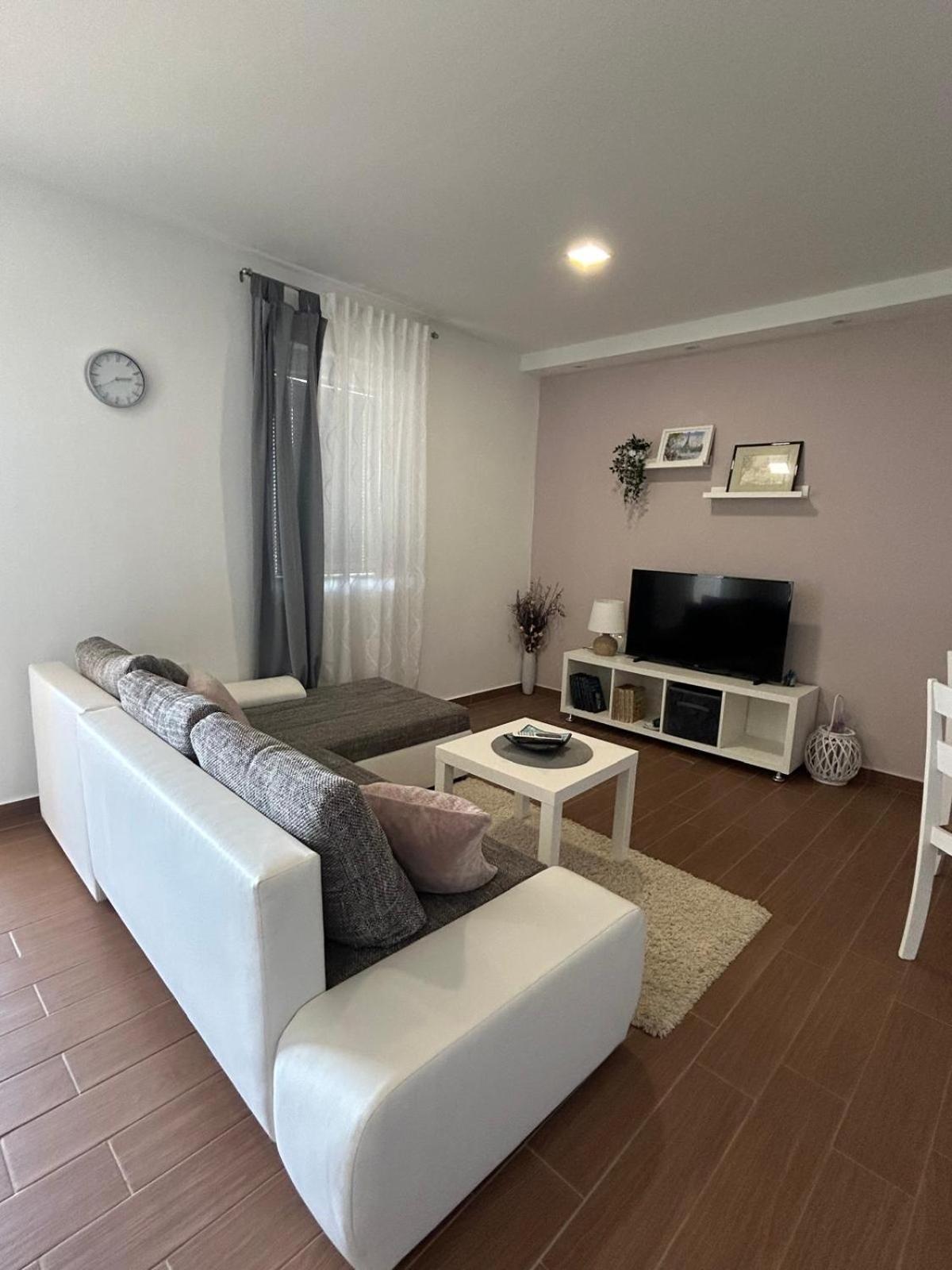 Apartman Lorna Туран Екстериор снимка