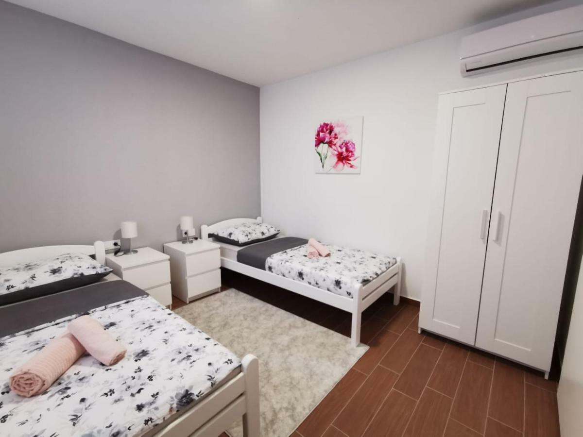Apartman Lorna Туран Екстериор снимка